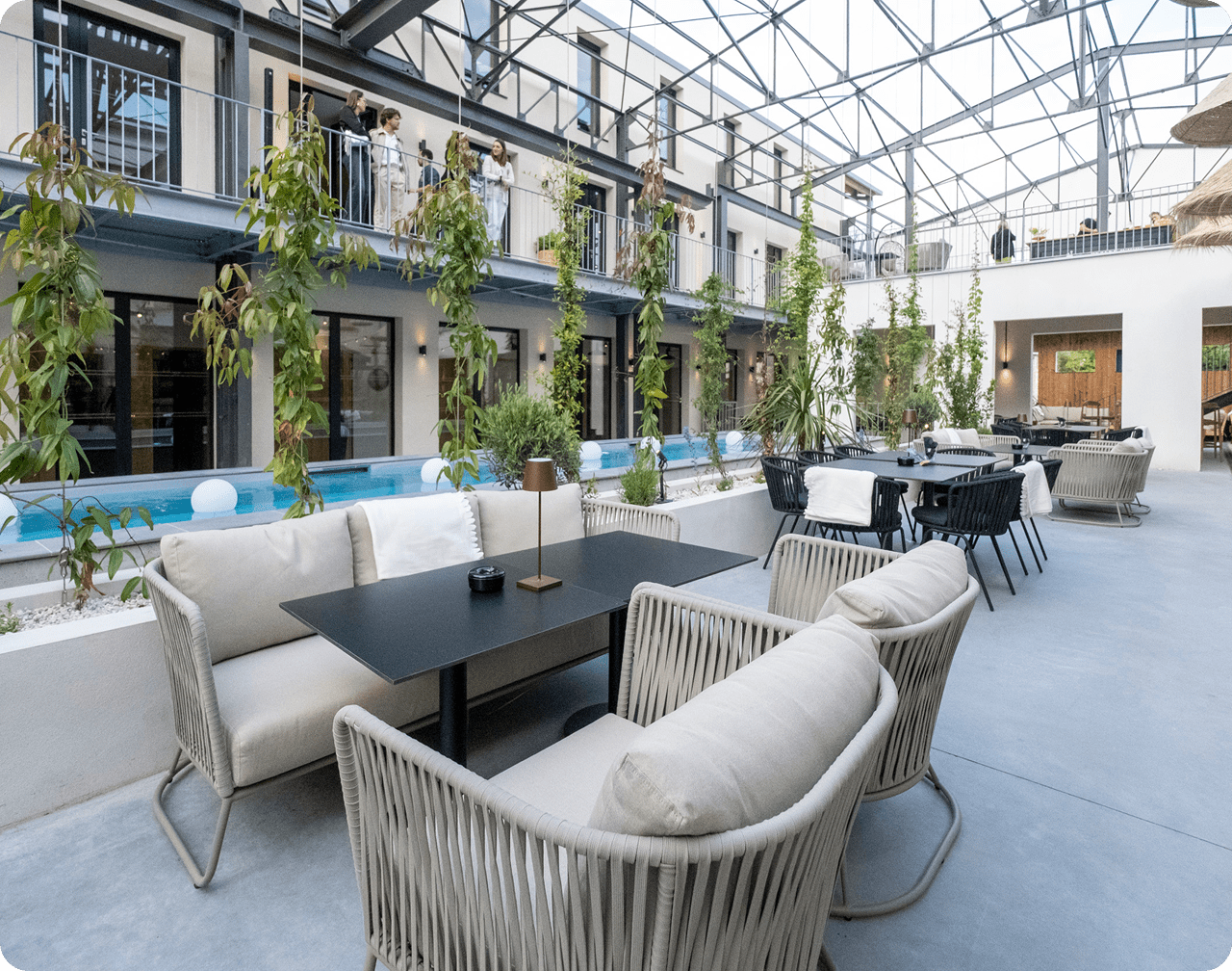 Des salons semi-privés, un open space lumineux, une conciergerie dédiée…